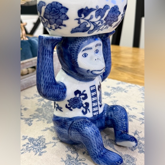 Vintage Chinoiserie Blue and White Monkey Holding Trinket Dish - Picture 3 of 7
